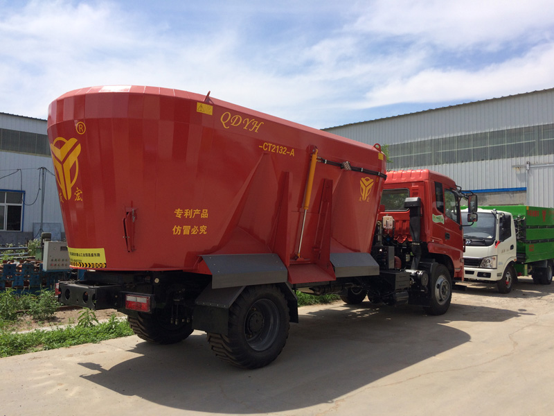 車(chē)載式21m3TMR飼料攪拌機(jī)